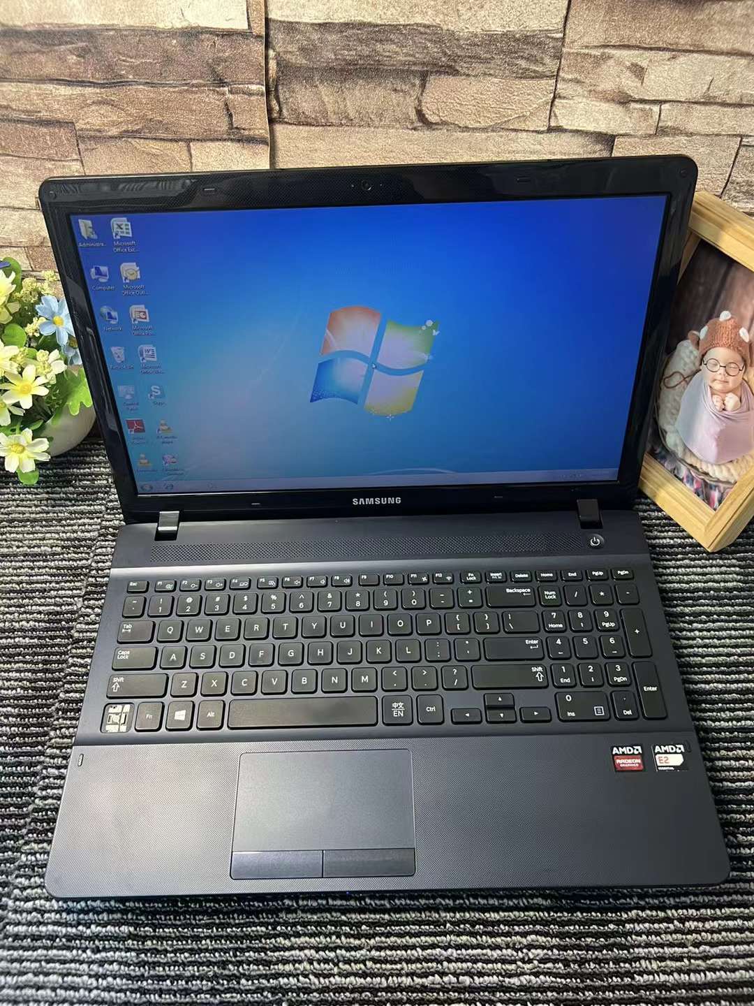 Samsung 15.6inch AMD E2 2cpus 4gb ram SSD 128gb / 8gb SSD 256gb